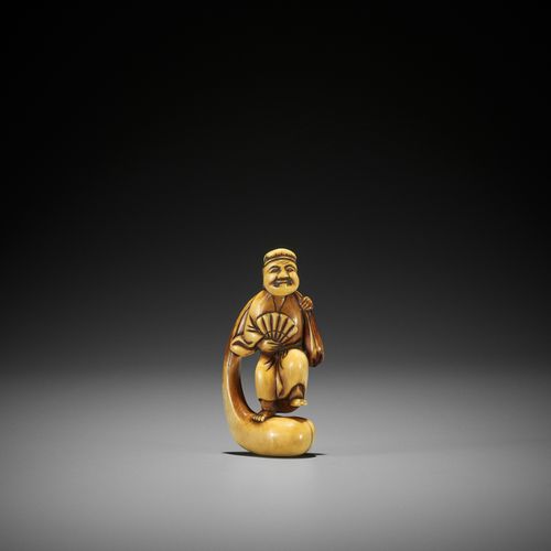 AN IVORY NETSUKE OF AN ACTOR IN THE ROLE OF HOTEI 象牙网饰：演员扮演穗井
日本，18世纪初，江户时代(1615&hellip;