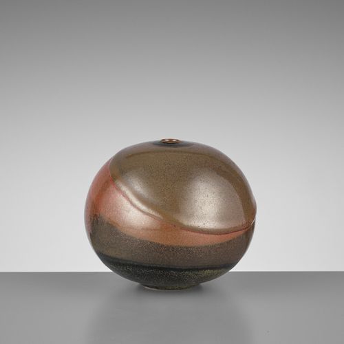A PAIR OF GLAZED CERAMIC VASES 一对釉上彩陶瓷瓶
日本，20世纪

第一件釉上彩有不同深浅的棕色坑纹，从嘴唇
开始。
第二个有光泽&hellip;