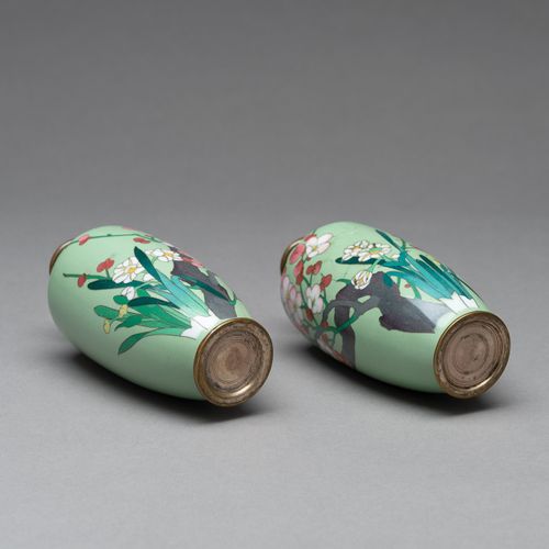A PAIR OF CLOISONNÉ ENAMEL VASES 一对CLOISONNÉ珐琅彩花瓶
日本，明治时期（1868-1912）

每个花瓶都呈柱状，用&hellip;