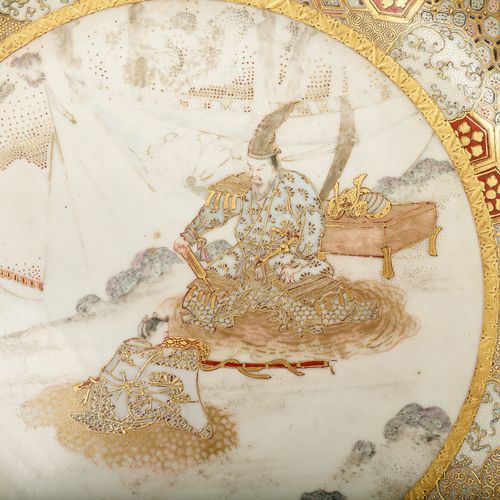 A LARGE KUTANI PORCELAIN PLATE WITH SAMURAI SCENE, MEIJI PERIOD 
日本
明治时期大型KUTANI&hellip;