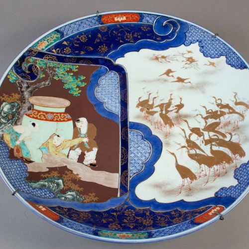 A LARGE IMARI PORCELAIN CHARGER WITH SHIBA ONKO AND CRANES GRAND CHARGEUR EN POR&hellip;