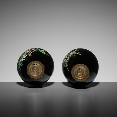 A PAIR OF SMALL CLOISONNÉ VASES PAIRE DE PETITS VASES CLOISONNÉSJapon
, période &hellip;