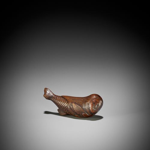 AN UNUSUAL WOOD NETSUKE OF A SWIMMING NINGYO (MERMAID) UN INUSUAL NETSUKE DE MAD&hellip;