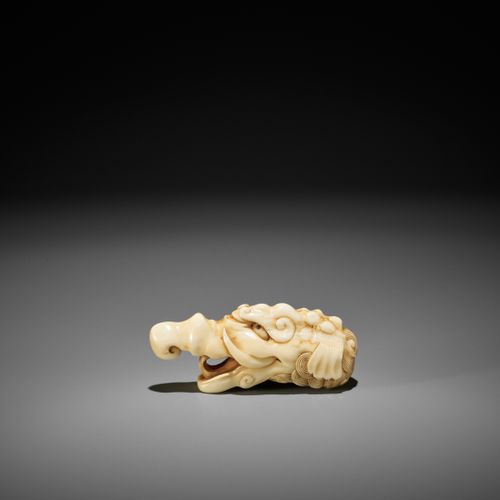 A RARE MARINE IVORY NETSUKE OF A BAKU HEAD 罕见的海洋象牙网罩巴库头
无签名
日本，18世纪，江户时代（1615-18&hellip;