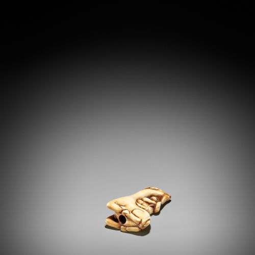 AN IVORY NETSUKE OF A SINIU AND MONKEY 一件象牙网罩的西牛和猴子
无署名
 日本，18世纪初，江户时代（1615-1868&hellip;