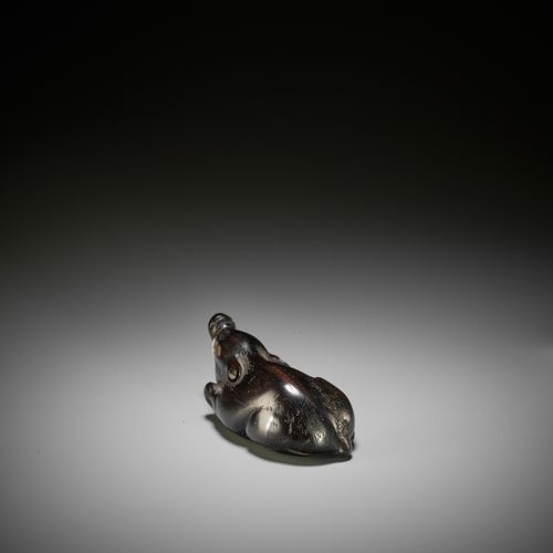 A LARGE AND OLD DARK WOOD NETSUKE OF A RECUMBENT BOAR GROSSES UND ALTES NETSUKE &hellip;