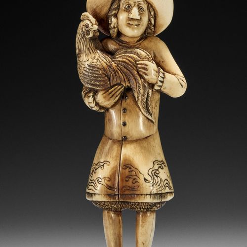 A TALL IVORY NETSUKE OF A DUTCHMAN WITH COCKEREL 一个高大的象牙网签，描绘了一个戴着孔雀羽毛装饰的荷兰人
无签名&hellip;