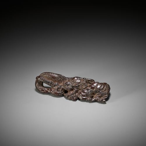 A RARE AND EARLY WOOD NETSUKE OF A DRAGON, DUAL-FUNCTION AS BRUSHREST A RARE AND&hellip;