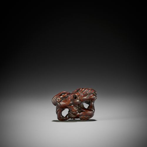 A POWERFUL WOOD NETSUKE OF A SHISHI WITH YOUNG 有力的石狮与幼崽的木制网签
无署名
日本，18世纪，江户时代（16&hellip;