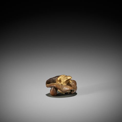 TOMONOBU: A RARE LACQUERED WOOD NETSUKE OF A GOLDEN FROG ON A LOTUS LEAF TOMONOB&hellip;