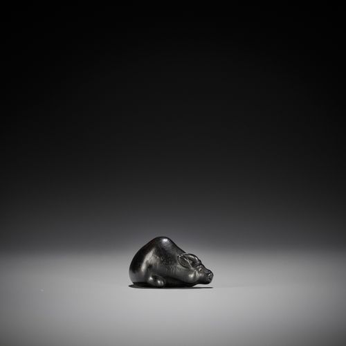 MASAYOSHI: AN EBONY NETSUKE OF A RECUMBENT OX MASAYOSHI: Ebenholz-Netzsuke eines&hellip;