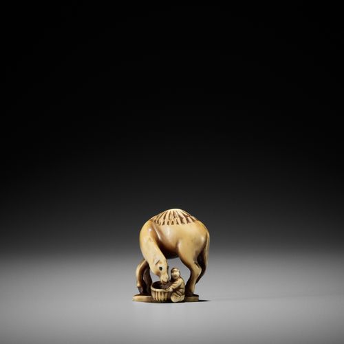 RANTEI: A RARE IVORY NETSUKE OF A DUTCHMAN FEEDING A DROMEDARY RANTEI: A RARE IV&hellip;