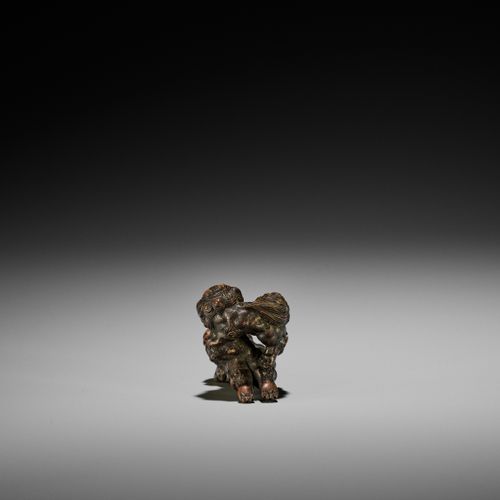 TOYOKAZU: A FINE WOOD NETSUKE OF TWO PLAYING SHISHI TOYOKAZU : UN NETSUKE EN BOI&hellip;