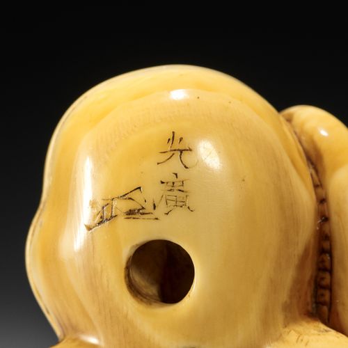A GOOD IVORY NETSUKE OF AN OCTOPUS 一件很好的象牙材质的OCTOPUS NETSUKE
无签名
日本，18世纪，江户时代（16&hellip;