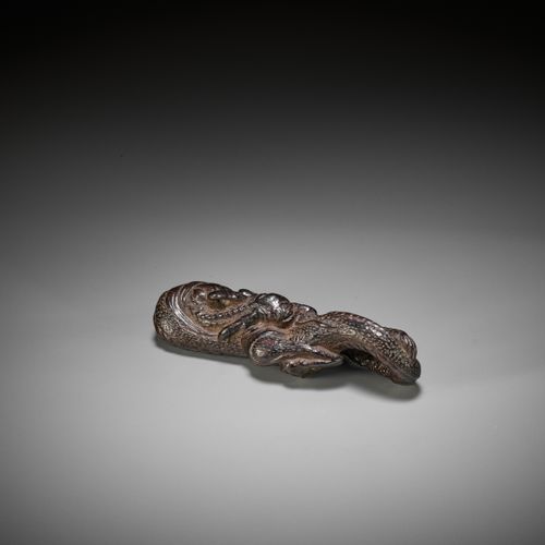 A RARE AND EARLY WOOD NETSUKE OF A DRAGON, DUAL-FUNCTION AS BRUSHREST UN RARO ED&hellip;