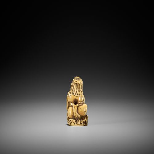 A RARE IVORY NETSUKE OF A FOREIGN DEVIL 罕见的外国魔鬼的象牙网罩
无签名
日本，18世纪，江户时代（1615-1868）&hellip;