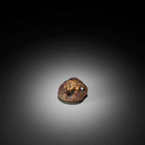 A RARE WOOD NETSUKE OF A NINGYO (MERMAID) 罕见的宁耀木制网签
无签名
 日本，18世纪，江户时代（1615-1868）&hellip;