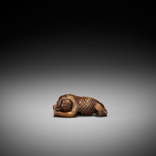 A RARE WOOD NETSUKE OF A MERMAN WITH TAMA 罕见的人鱼木雕
无签名
日本，18世纪，江户时代（1615-1868）

雕&hellip;