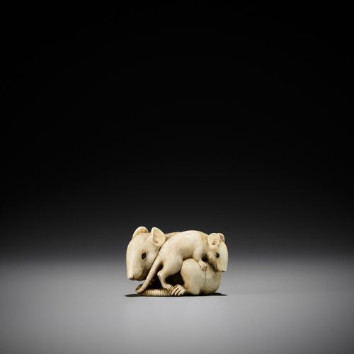 A POWERFUL AND LARGE KYOTO SCHOOL IVORY NETSUKE OF A RAT AND YOUNG Kräftiges und&hellip;