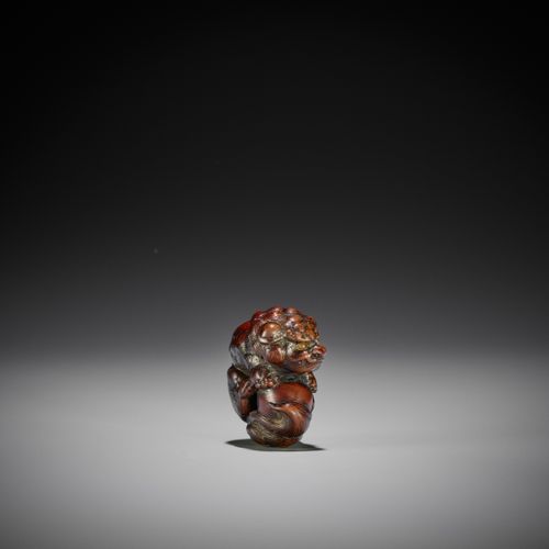 TOYOKAZU: A FINE WOOD NETSUKE OF A SHISHI PLAYING WITH A BALL TOYOKAZU: UN FINO &hellip;