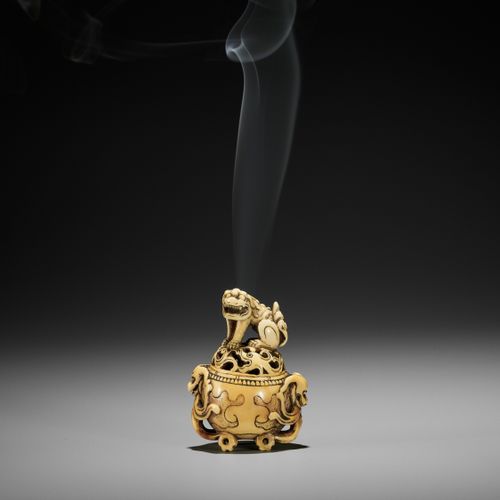 A RARE IVORY NETSUKE OF A KORO (INCENSE BURNER) WITH SHISHI 一件罕见的带石狮的香炉网罩 无签名 日本&hellip;