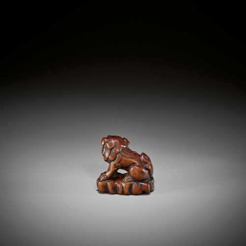 A GOOD WOOD NETSUKE OF A SHISHI 一件好的石狮木制网罩
无署名
 日本，18世纪，江户时代（1615-1868）

精心雕刻的石狮&hellip;