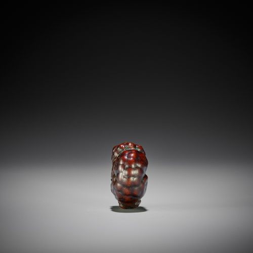 TOYOKAZU: A FINE WOOD NETSUKE OF A SHISHI PLAYING WITH A BALL TOYOKAZU : UN FINE&hellip;