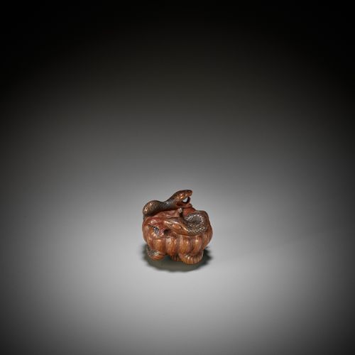 SHIGEMASA: A FINE WOOD NETSUKE OF A PUMPKIN WITH TWO SNAKES 重政。南瓜与两只蛇的精美木雕
作者：Sh&hellip;
