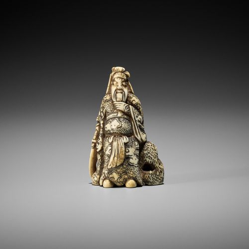 AN IVORY NETSUKE OF KAN’U LEANING AGAINST A ROCK 靠在岩石上的Kan'U的象牙网罩
无签名
日本，18世纪末，江&hellip;