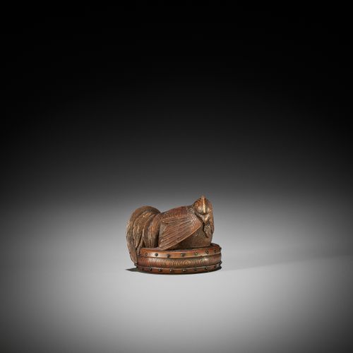 MASATAMI: A WOOD NETSUKE OF A COCKEREL ON A WAR DRUM MASATAMI:
作者：Masatami，签名：Ma&hellip;