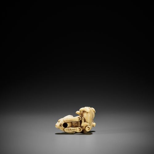 TOMOTADA: A FINE IVORY NETSUKE OF A BITCH AND PUP 托莫塔。一件精美的母狗和小狗的IVORY NETSUKE
签&hellip;