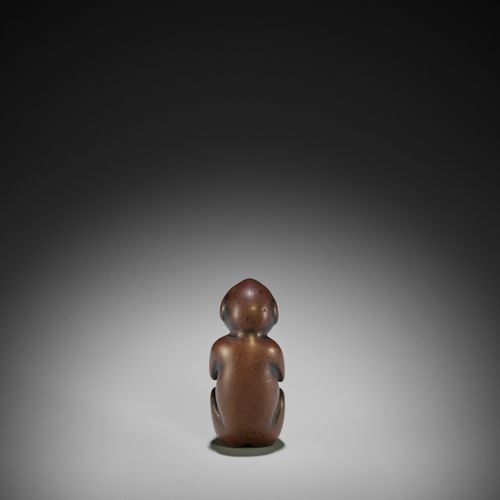 A RARE AND UNUSUAL NETSUKE OF AN ISLANDER DRINKING FROM A BOTTLE RARO E INUSUAL &hellip;