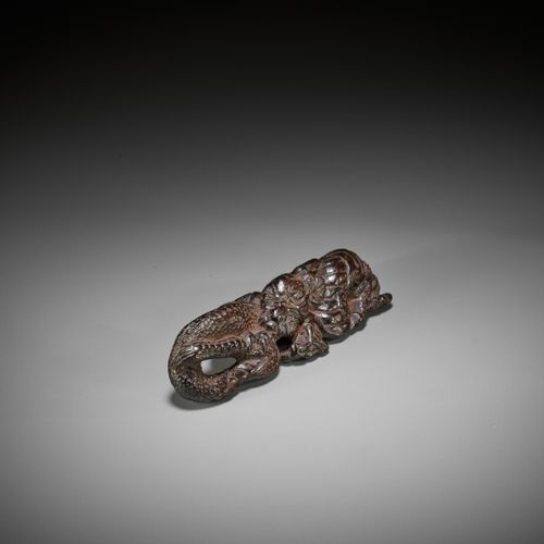 A RARE AND EARLY WOOD NETSUKE OF A DRAGON, DUAL-FUNCTION AS BRUSHREST RARO Y ANT&hellip;