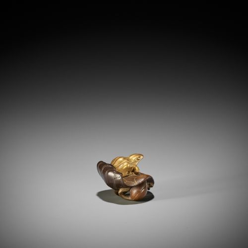 TOMONOBU: A RARE LACQUERED WOOD NETSUKE OF A GOLDEN FROG ON A LOTUS LEAF TOMONOB&hellip;