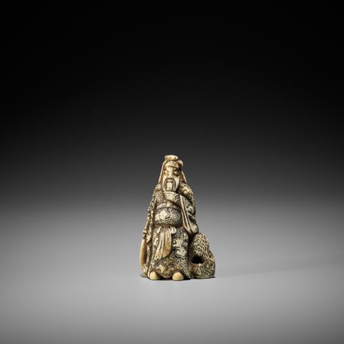 AN IVORY NETSUKE OF KAN’U LEANING AGAINST A ROCK NETSUKE DE MARFIL DE KAN'U APOY&hellip;