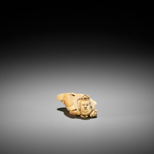 A RARE IVORY NETSUKE OF A KARYOBINGA 一件罕见的象牙网罩的KARYOBINGA
无署名
日本，18世纪，江户时代（1615-&hellip;