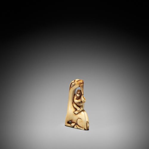 AN IVORY NETSUKE OF A SINIU AND MONKEY 一件象牙网罩的西牛和猴子
无署名
 日本，18世纪初，江户时代（1615-1868&hellip;