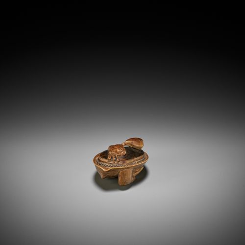 SHIGEMASA: A FINE AND RARE WOOD NETSUKE OF A CRAB ON AWABI 重政。一件精美而罕见的阿瓦比上的CRAB木&hellip;