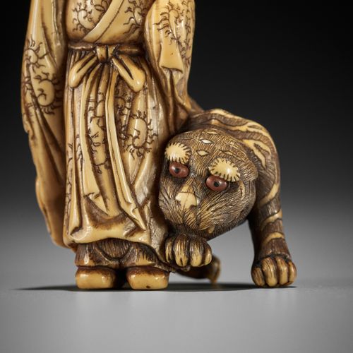 A SUPERB OSAKA SCHOOL IVORY NETSUKE OF SHORIKEN AND TIGER 一件极好的大阪学派IVORY NETSUKE&hellip;