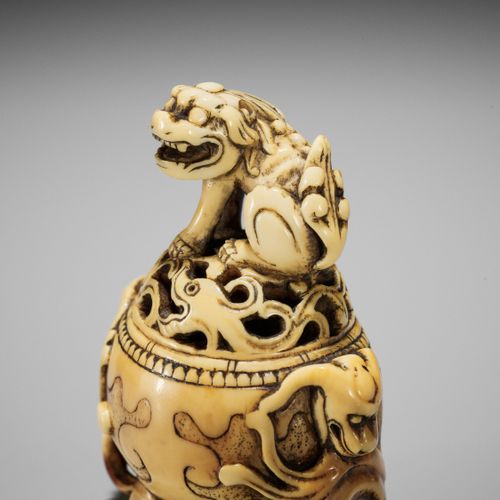 A RARE IVORY NETSUKE OF A KORO (INCENSE BURNER) WITH SHISHI 一件罕见的带石狮的香炉网罩 无签名 日本&hellip;