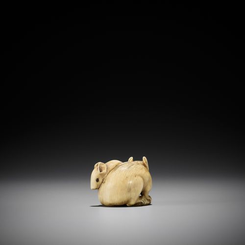 A POWERFUL AND LARGE KYOTO SCHOOL IVORY NETSUKE OF A RAT AND YOUNG Kräftiges und&hellip;