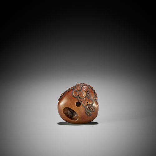 A SUPERB WOOD MANJU NETSUKE OF SQUIRREL WITH GRAPES 一件极好的带葡萄的木制万寿净土
无签名
日本，18世纪末&hellip;