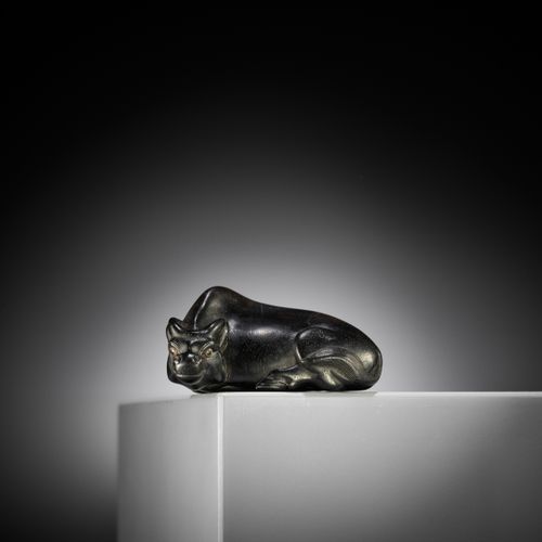 MASAYOSHI: AN EBONY NETSUKE OF A RECUMBENT OX MASAYOSHI : UN NETSUKE EN EBONY D'&hellip;