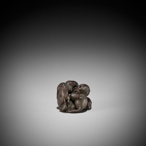 A WOOD NETSUKE OF A CLUSTER OF RATS, ATTRIBUTED TO KAIGYOKUDO MASATERU A WOOD NE&hellip;