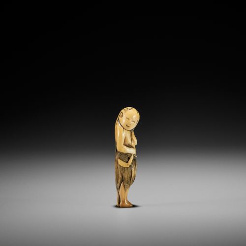 AN IVORY NETSUKE OF A FISHERGIRL (AMA) 渔女的象牙网签（AMA）
无签名
日本，18世纪，江户时代（1615-1868）
&hellip;