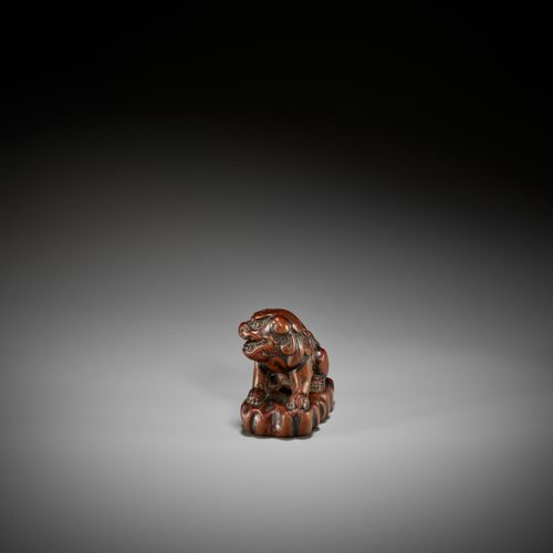 A GOOD WOOD NETSUKE OF A SHISHI 一件好的石狮木制网罩
无署名
 日本，18世纪，江户时代（1615-1868）

精心雕刻的石狮&hellip;