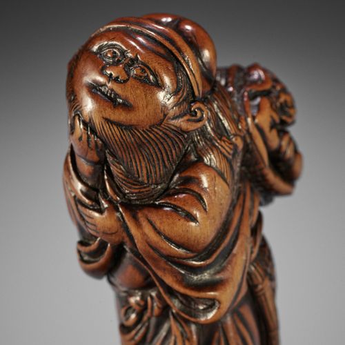 A SUPERB WOOD NETSUKE OF SHOKI WITH ONI 一件极好的木雕SHOKI与ONI
以辻氏的方式，未署名
日本，大阪，约1800年&hellip;