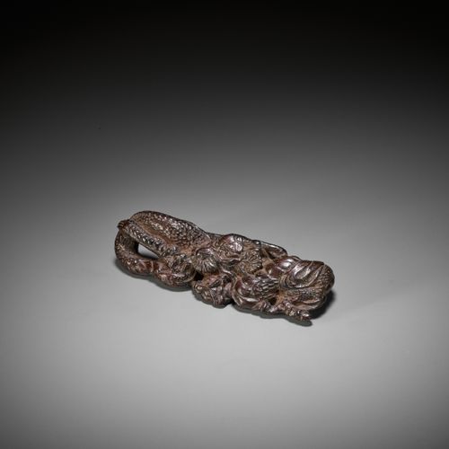 A RARE AND EARLY WOOD NETSUKE OF A DRAGON, DUAL-FUNCTION AS BRUSHREST 罕见的早期木雕龙，兼&hellip;