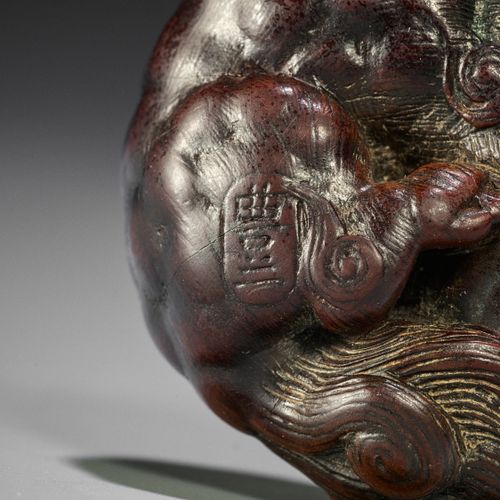 TOYOKAZU: A FINE WOOD NETSUKE OF A SHISHI PLAYING WITH A BALL 丰和。玩球的石狮子的精美木雕
作者：&hellip;