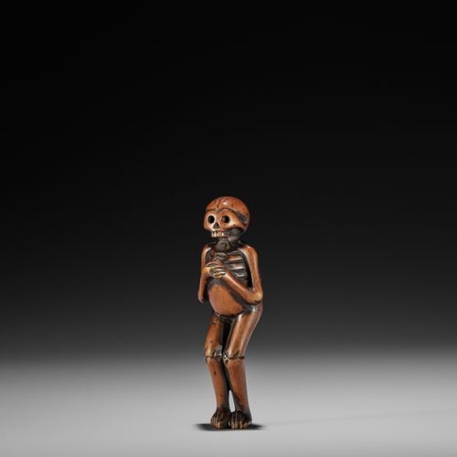 A RARE WOOD NETSUKE OF A SKELETON 罕见的骷髅木雕
无签名
 日本，18世纪，江户时代（1615-1868）

大胆的雕刻，膝盖&hellip;